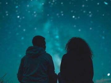 [Nuit des étoiles, le 4 août 💫]

Il fait encore doux. L’air sent la résine chaude et les vacances. Les enfants courent, les rires s’éloignent, puis le calme...