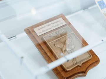 [1 MOIS, 1 OBJET] 🔍

Ce mois-ci, place à un symbole fort de notre histoire locale : la plaque officielle en bronze offerte par la Flottille 17F ! ⚓✈️

Cet...