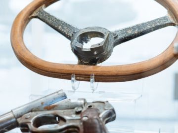 [1 MOIS, 1 OBJET] 🔍

Ce mois-ci, retour sur un tournant dramatique de notre histoire locale avec ce duo d'objets : un volant du poste de pilotage droit et un...
